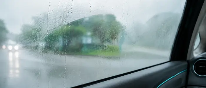 กระจกรถเป็นฝ้าตอนฝนตก เกิดจากอุณหภูมิภายในและภายนอกต่างกัน