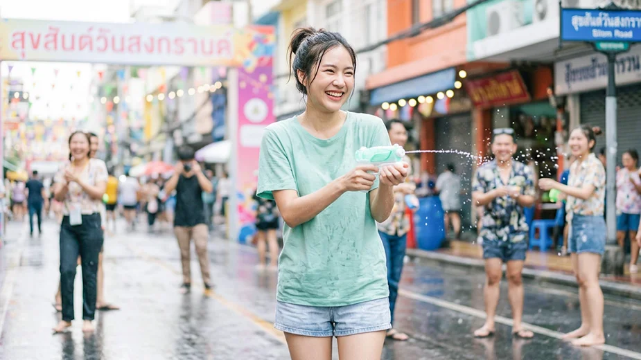 เล่นน้ำสงกรานต์